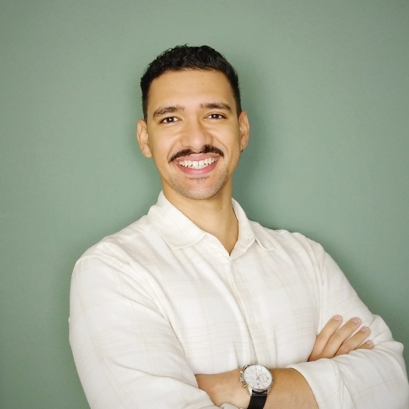 Felippe Veriato, smiling with his arms crossed